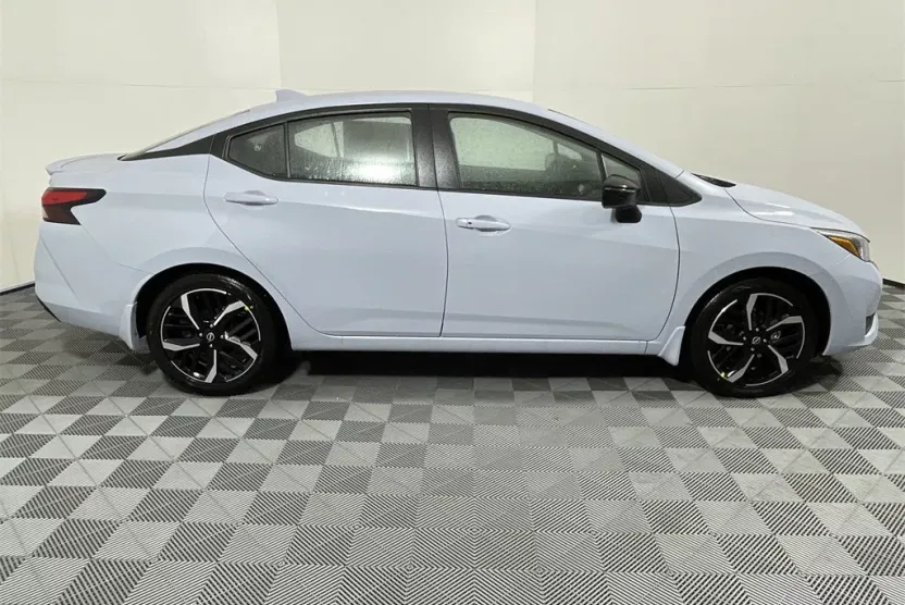 2025 Nissan Versa 1.6 SR photo 1