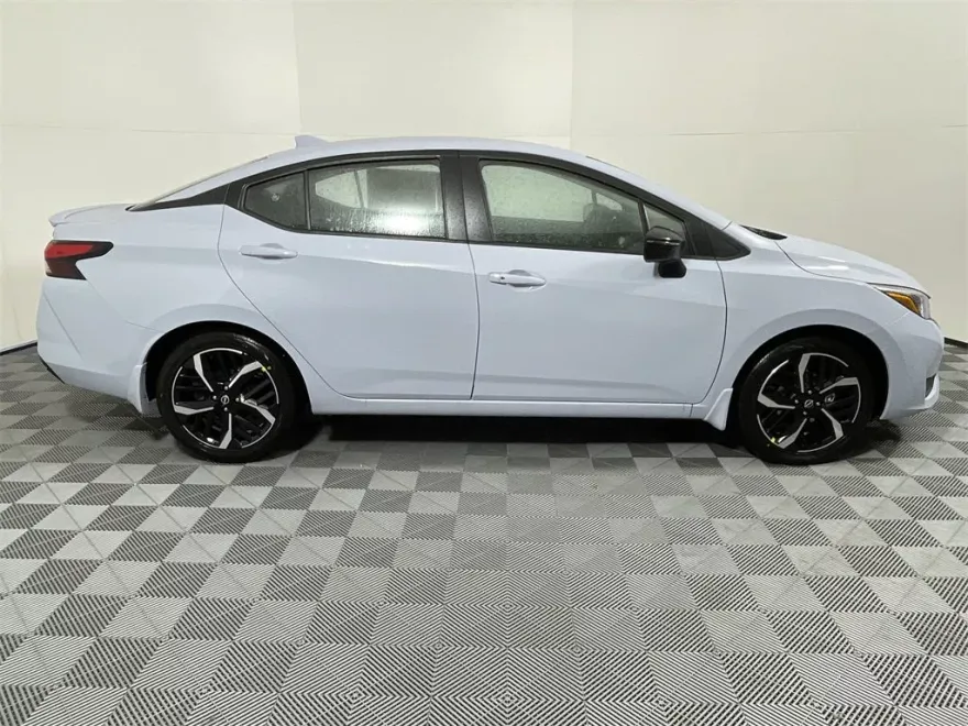 2025 Nissan Versa 1.6 SR photo 1