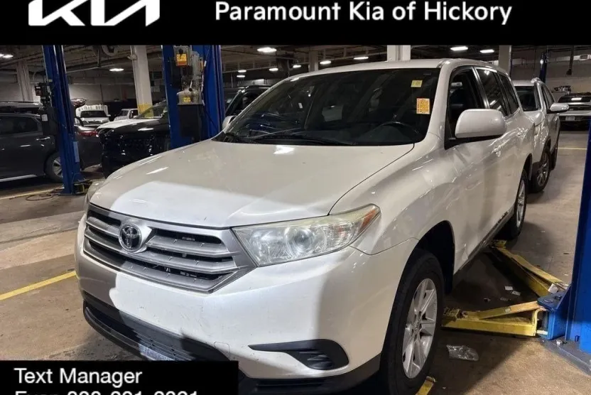 2013 Toyota Highlander Base photo 1