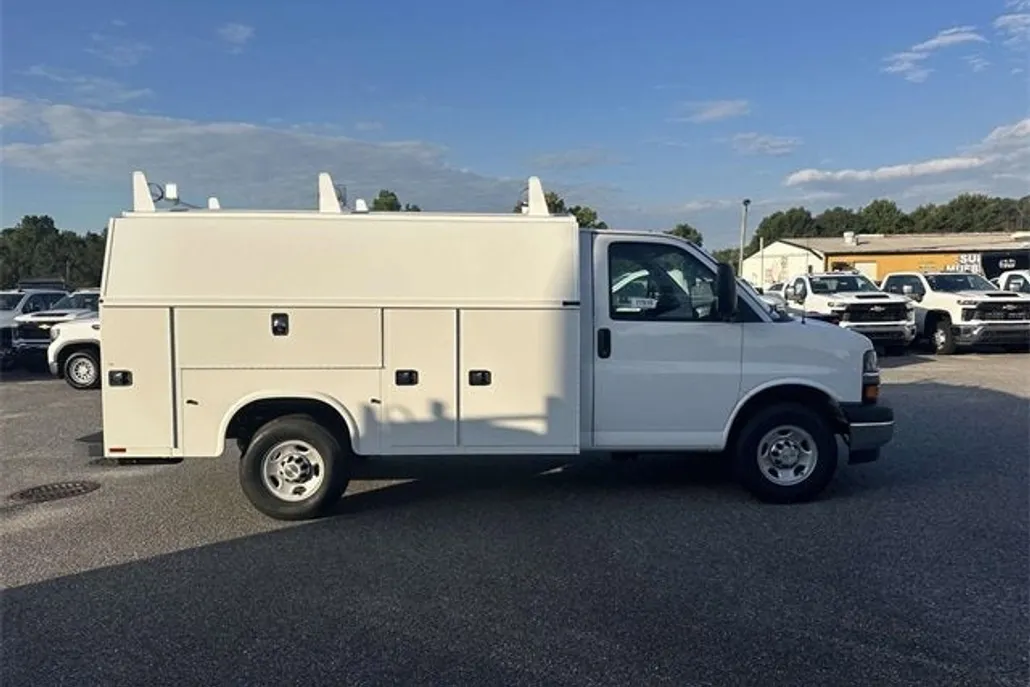 2025 Chevrolet Express 3500 Cutaway photo 1
