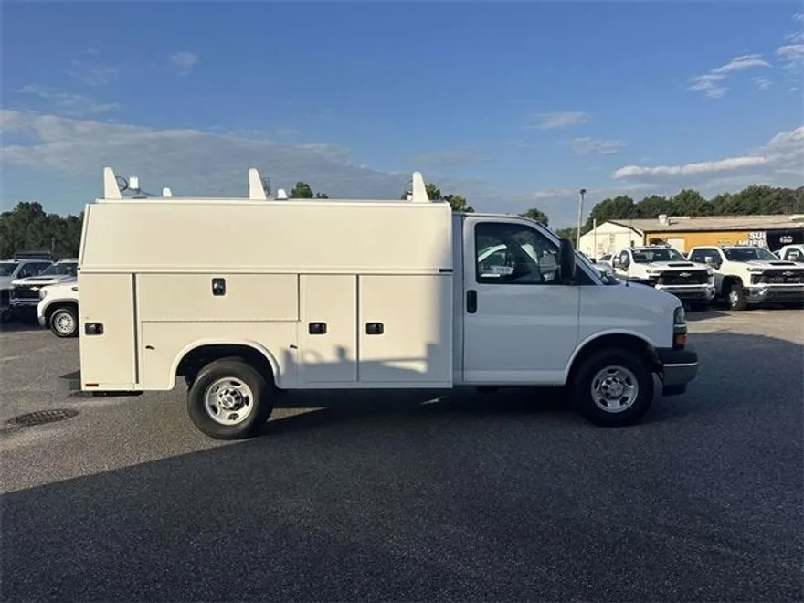 2025 Chevrolet Express 3500 Cutaway photo 1