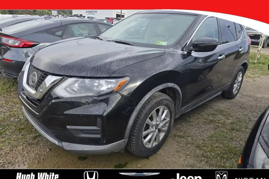 2017 Nissan Rogue SV photo 1