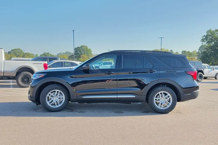 2025 Ford Explorer photo 1