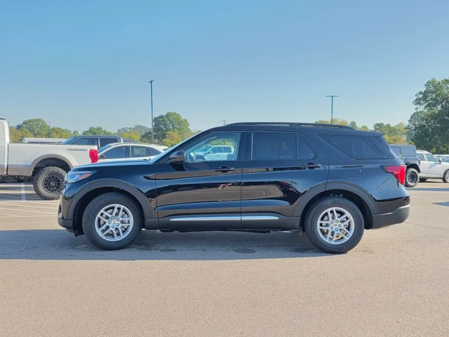 2025 Ford Explorer photo 1