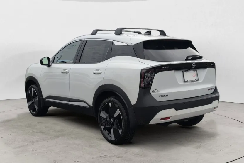 2026 Nissan Kicks SR photo 1