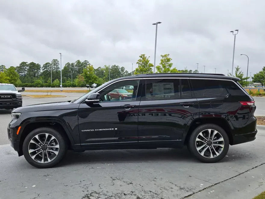 2025 Jeep Grand Cherokee Overland photo 1