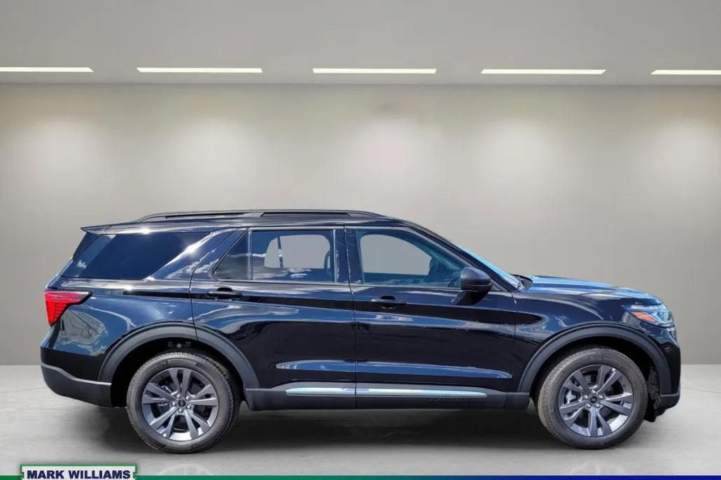 2025 Ford Explorer photo 1
