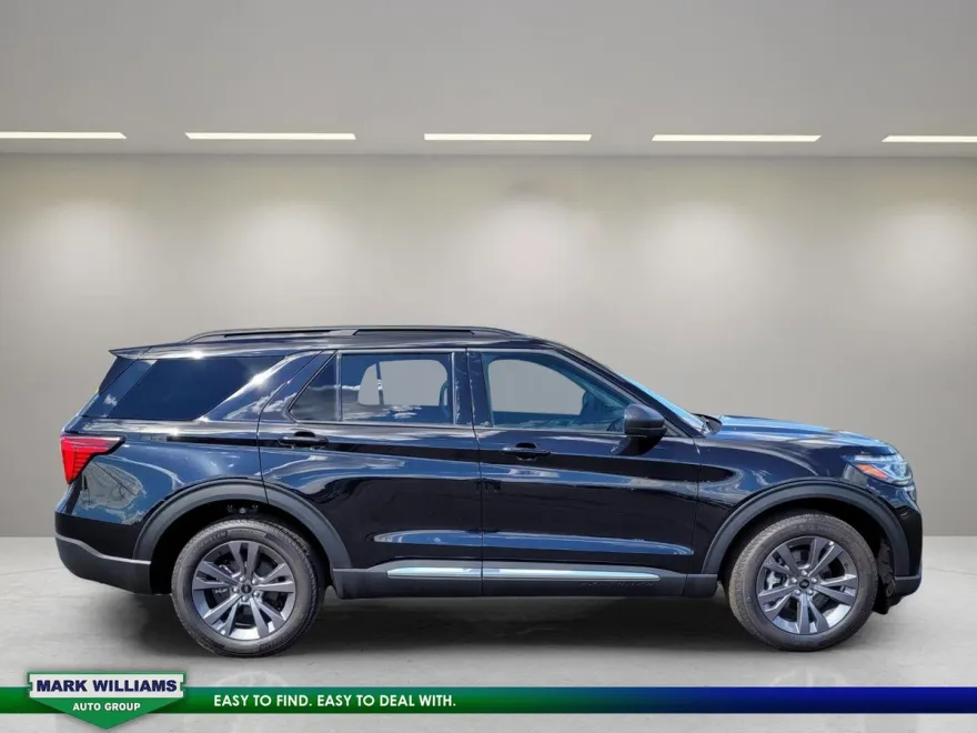 2025 Ford Explorer photo 1