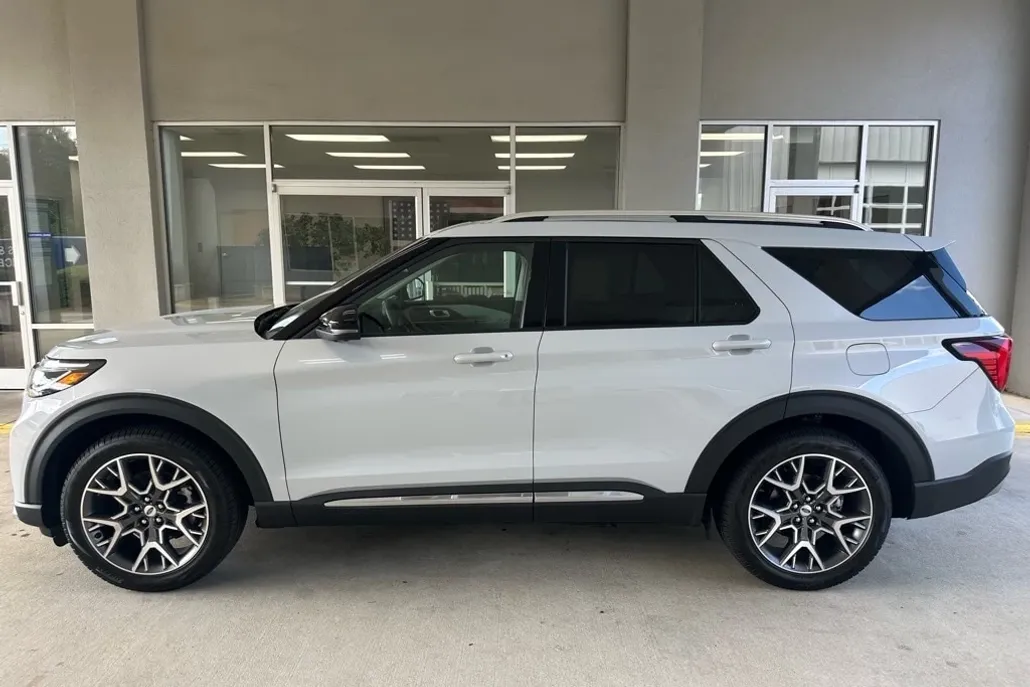 2025 Ford Explorer Platinum photo 1