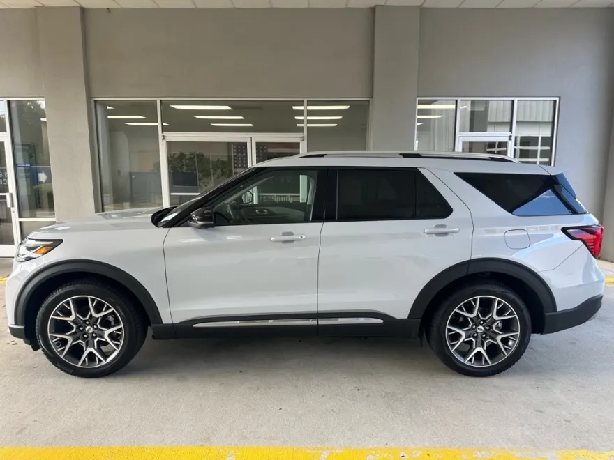 2025 Ford Explorer Platinum photo 1