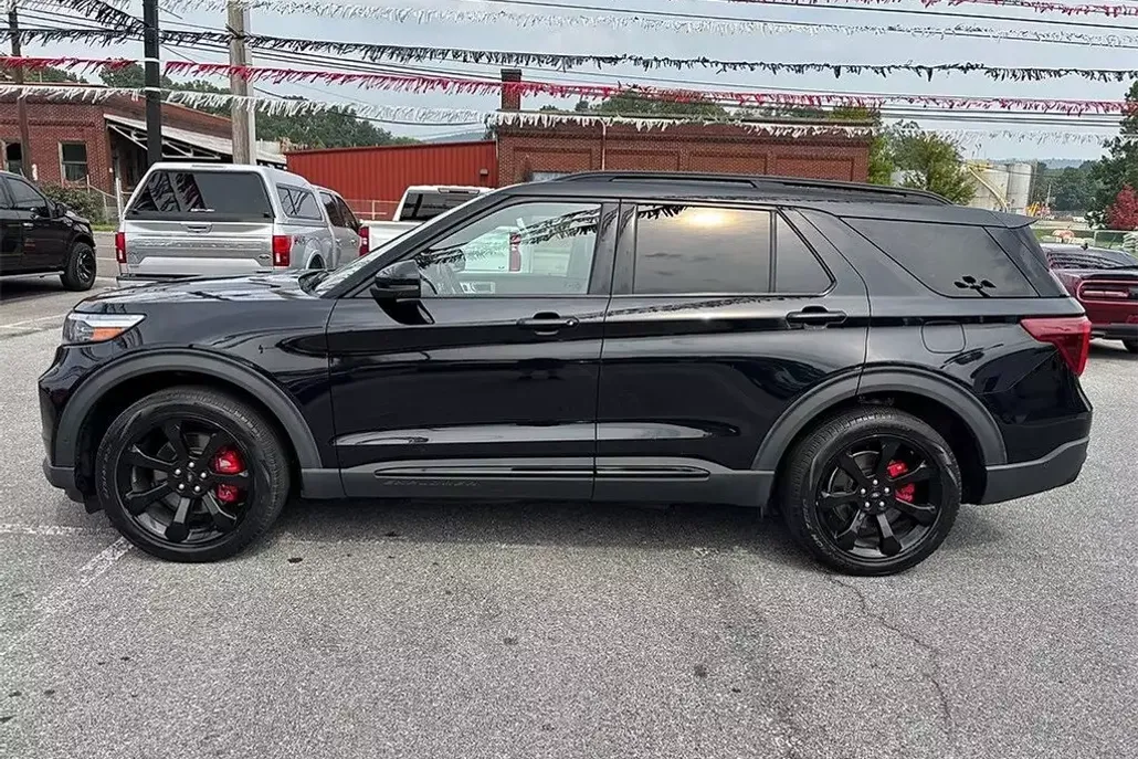 2022 Ford Explorer ST photo 1