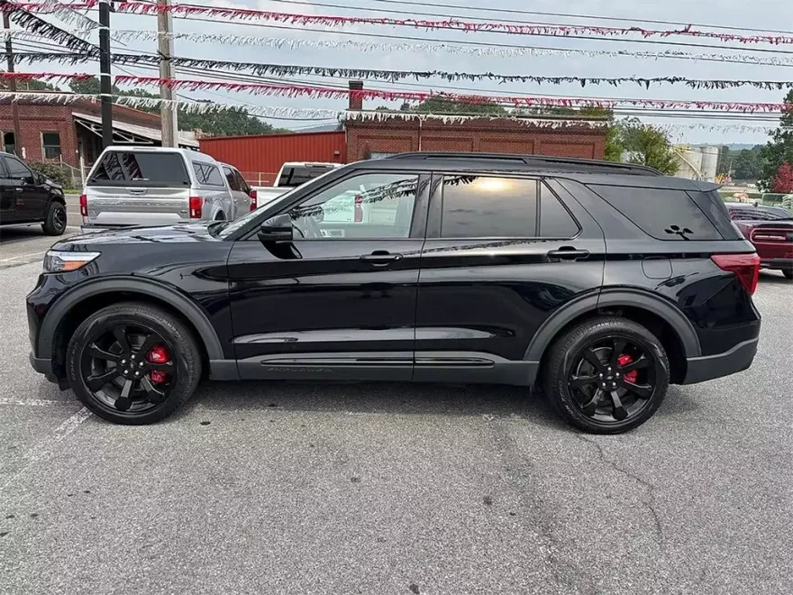 2022 Ford Explorer ST photo 1
