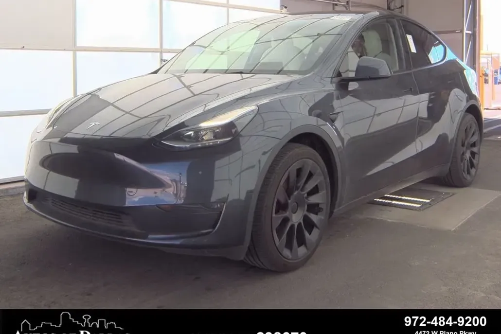 2024 Tesla Model Y Long Range photo 1