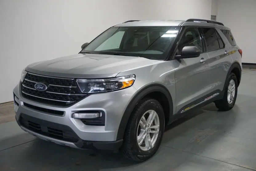 2023 Ford Explorer XLT photo 1