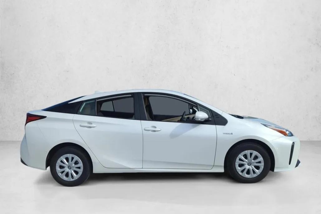 2019 Toyota Prius LE photo 1