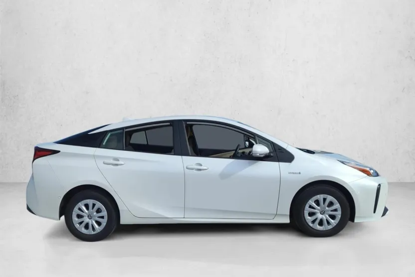 2019 Toyota Prius LE photo 1