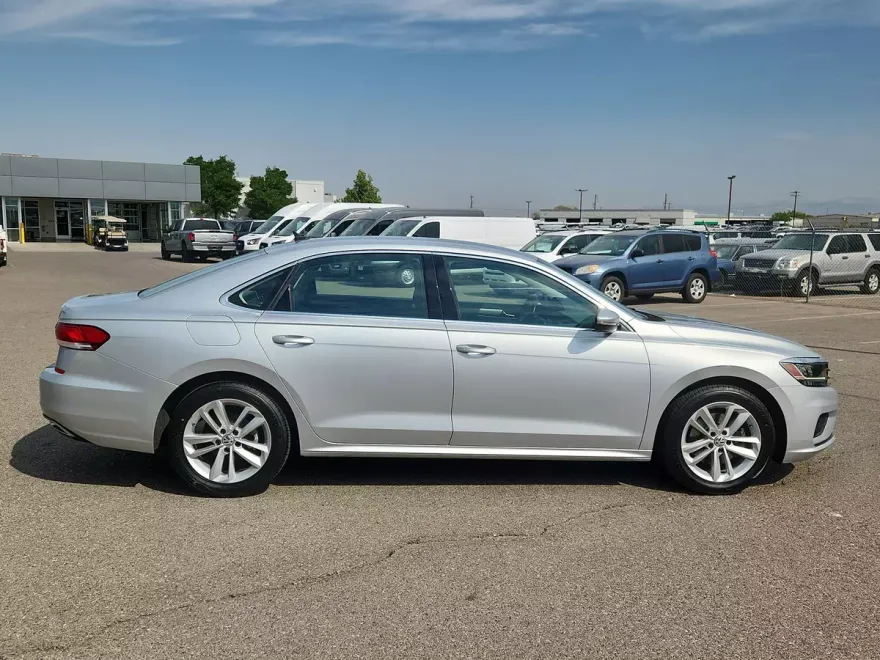 2020 Volkswagen Passat 2.0T SE photo 1