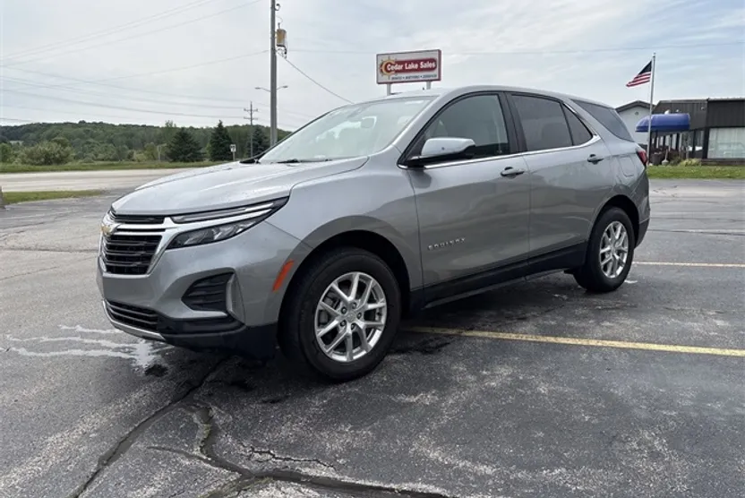 2024 Chevrolet Equinox LT photo 1