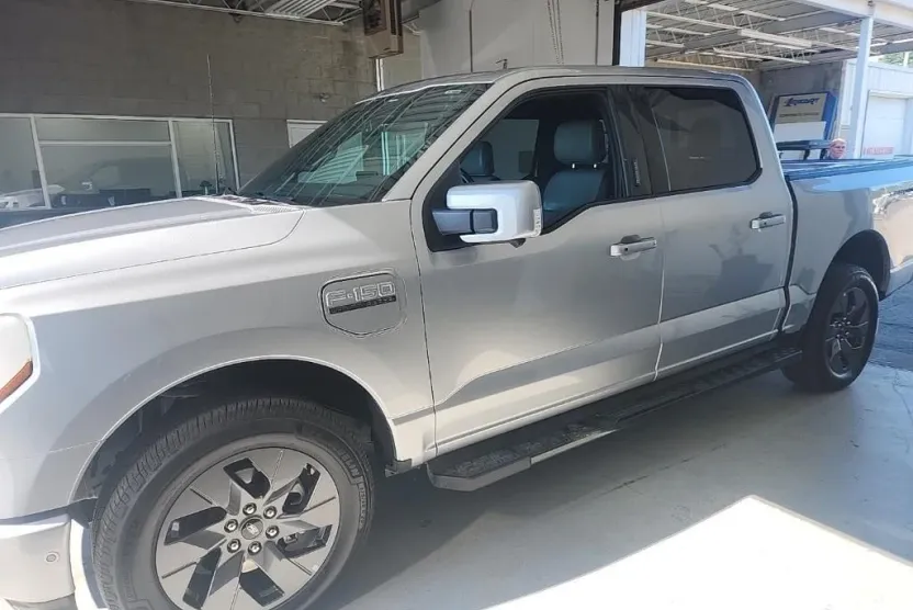 2023 Ford F-150 Lightning Lariat photo 1