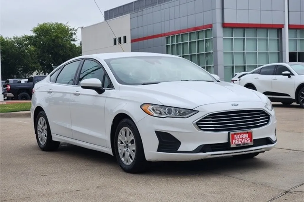 2019 Ford Fusion S photo 1
