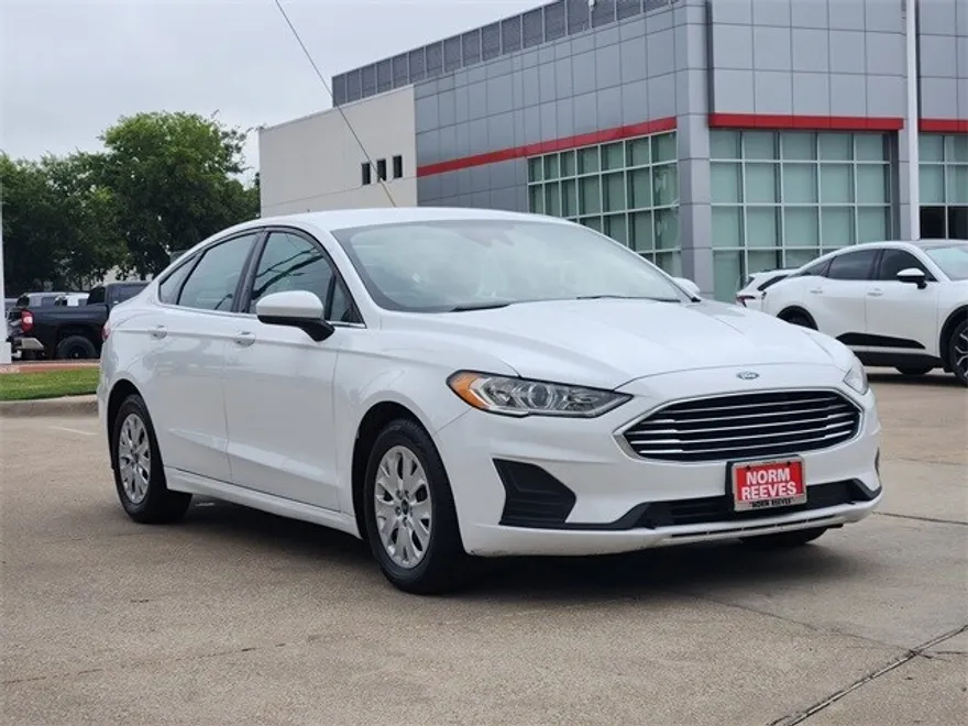 2019 Ford Fusion S photo 1