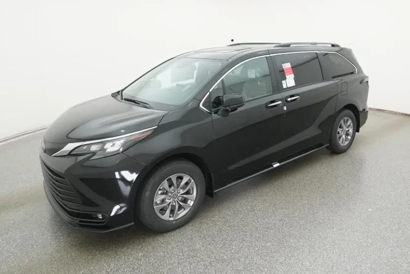 2025 Toyota Sienna XLE photo 1