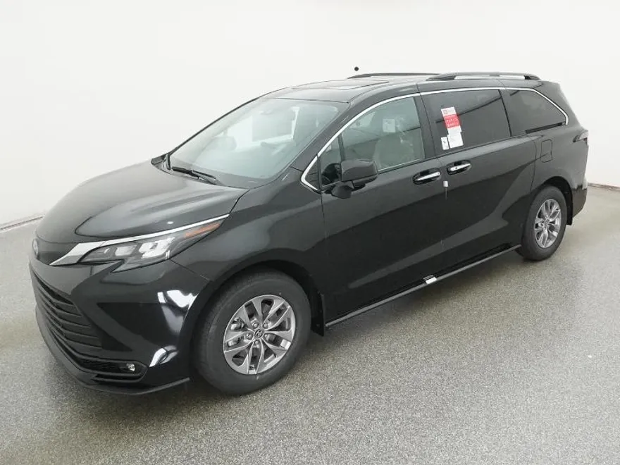 2025 Toyota Sienna XLE photo 1