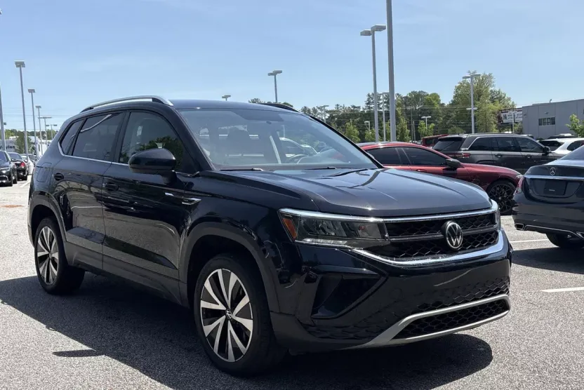 2022 Volkswagen Taos SE photo 1