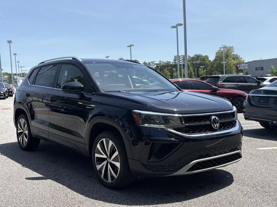 2022 Volkswagen Taos SE photo 1