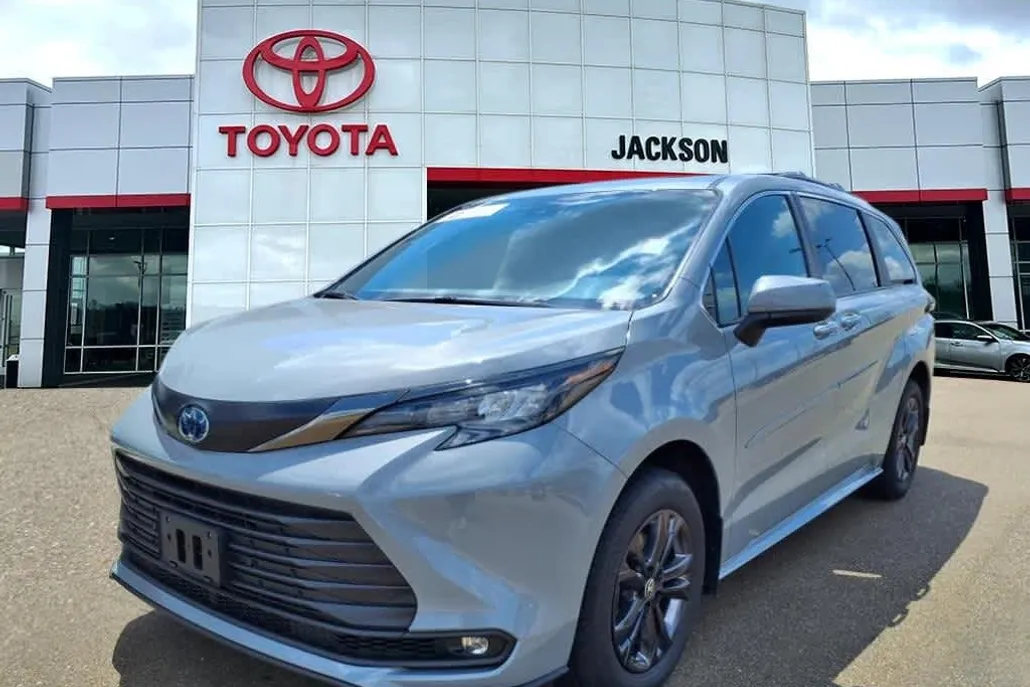 2024 Toyota Sienna Woodland Edition photo 1