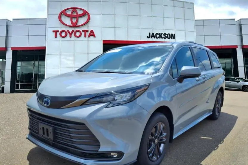 2024 Toyota Sienna Woodland Edition photo 1