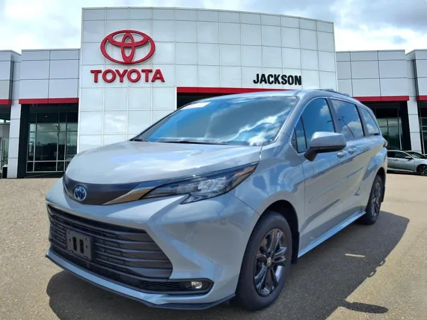 2024 Toyota Sienna Woodland Edition photo 1
