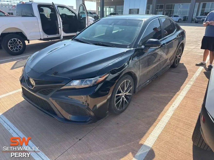 2022 Toyota Camry SE photo 1