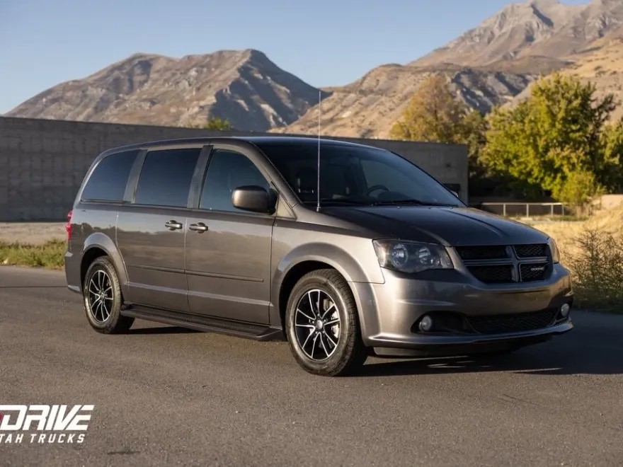 2016 Dodge Grand Caravan R/T photo 1