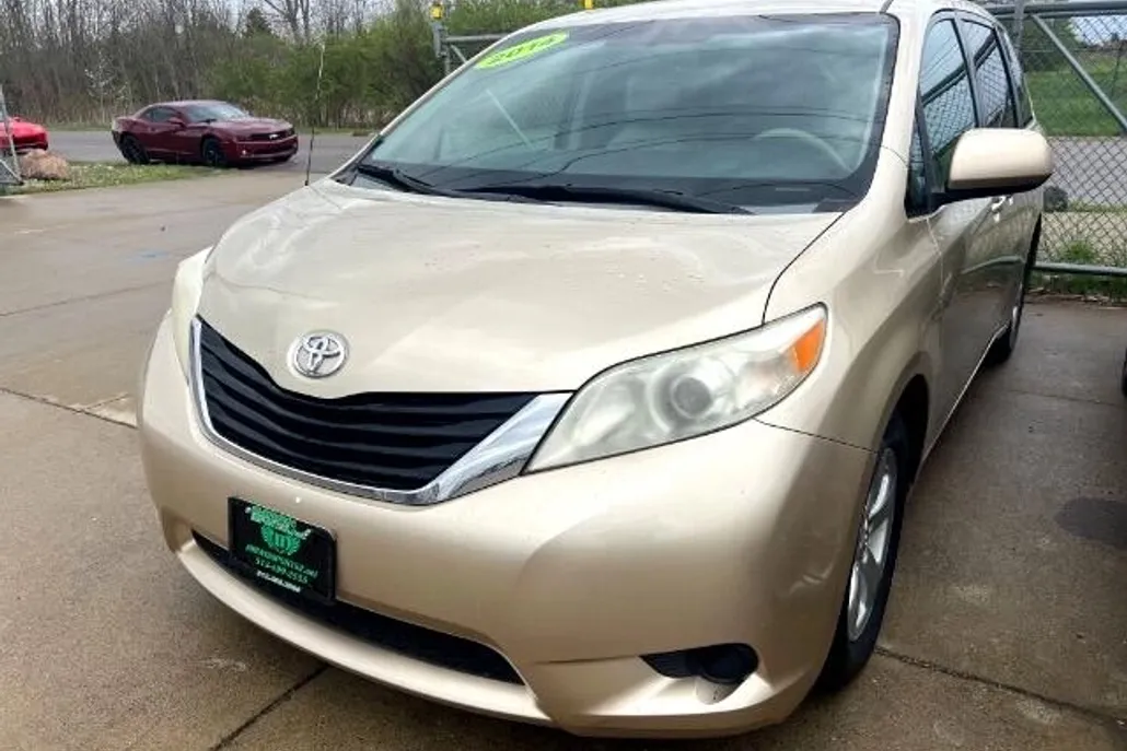 2014 Toyota Sienna LE photo 1