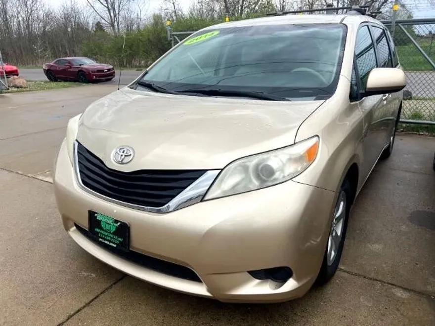 2014 Toyota Sienna LE photo 1