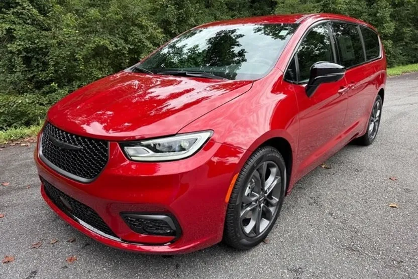 2026 Chrysler Pacifica photo 1