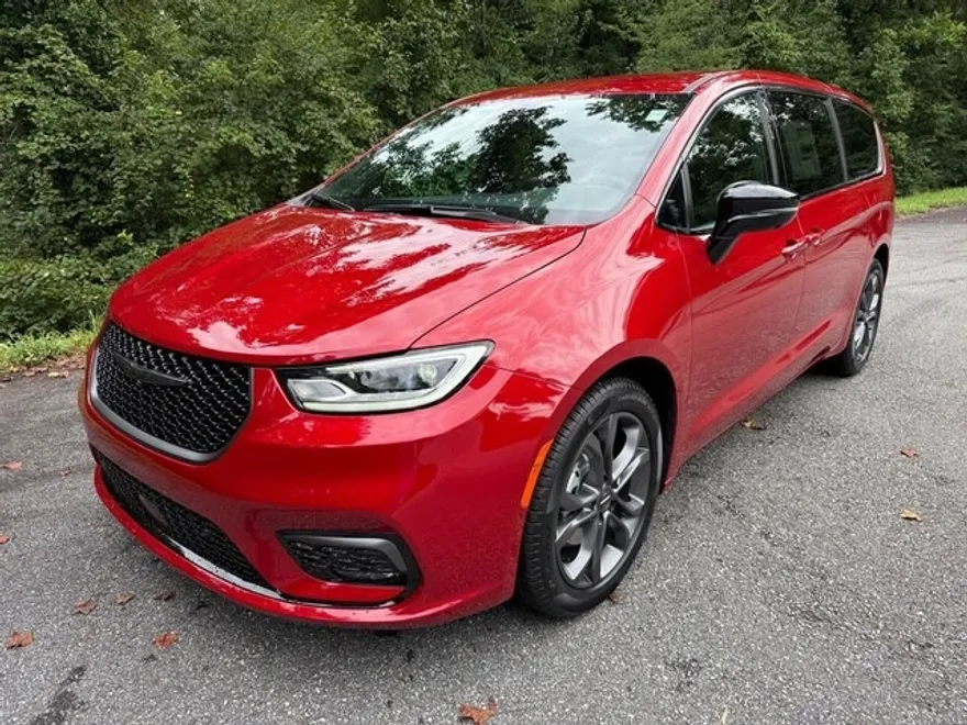 2026 Chrysler Pacifica photo 1