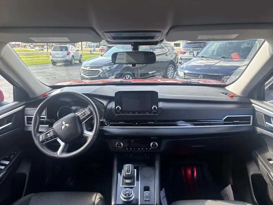 2022 Mitsubishi Outlander ES photo 1
