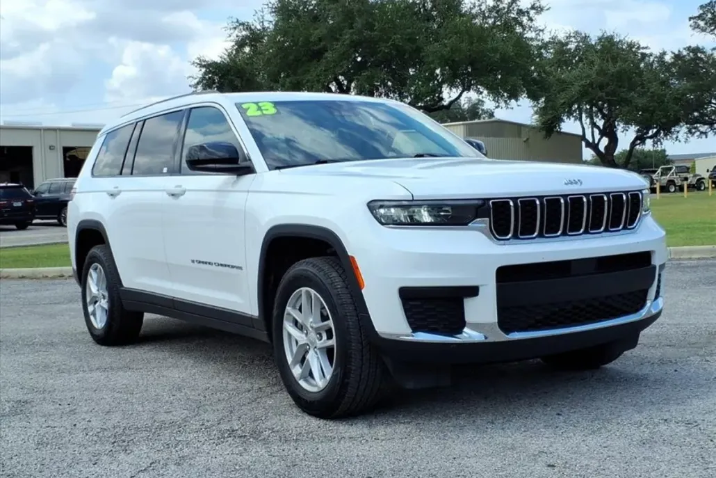 2023 Jeep Grand Cherokee Laredo photo 1
