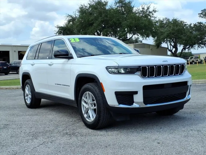 2023 Jeep Grand Cherokee Laredo photo 1