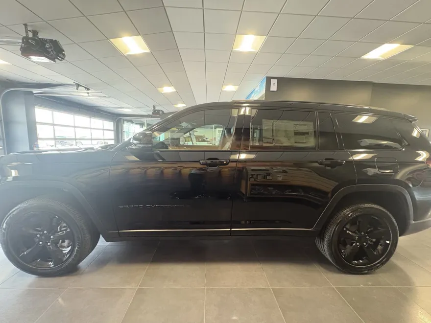2025 Jeep Grand Cherokee Altitude photo 1