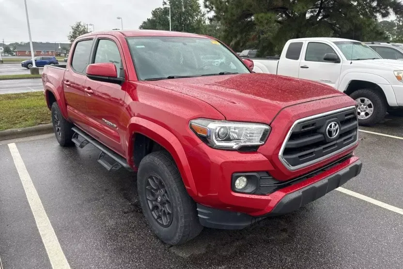 2017 Toyota Tacoma SR5 photo 1