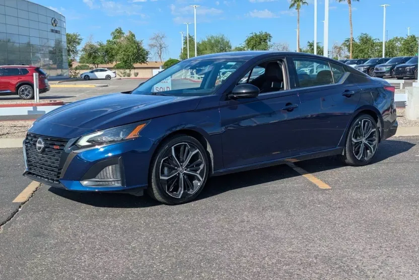 2023 Nissan Altima 2.5 SR photo 1