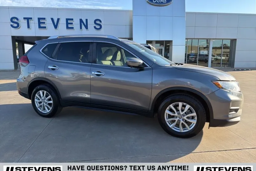 2017 Nissan Rogue SV photo 1