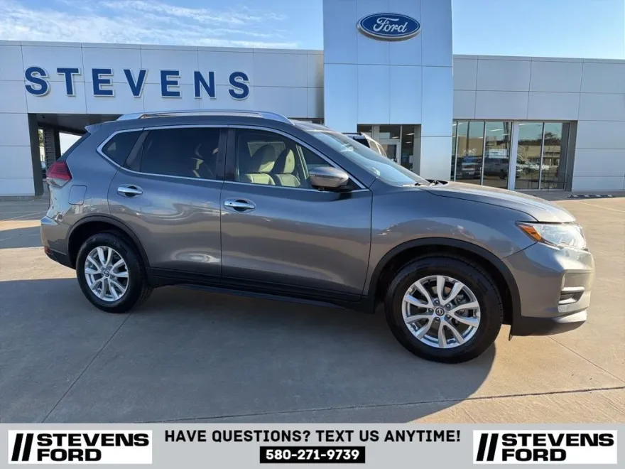 2017 Nissan Rogue SV photo 1