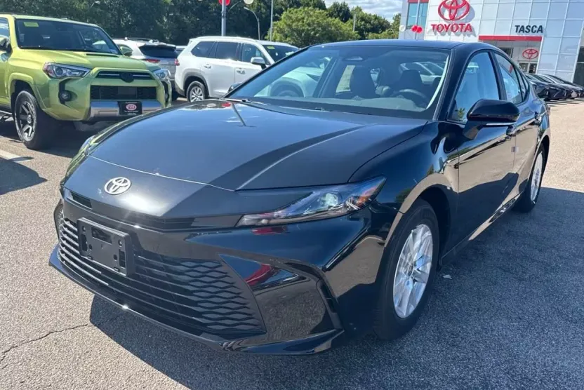 2025 Toyota Camry LE photo 1