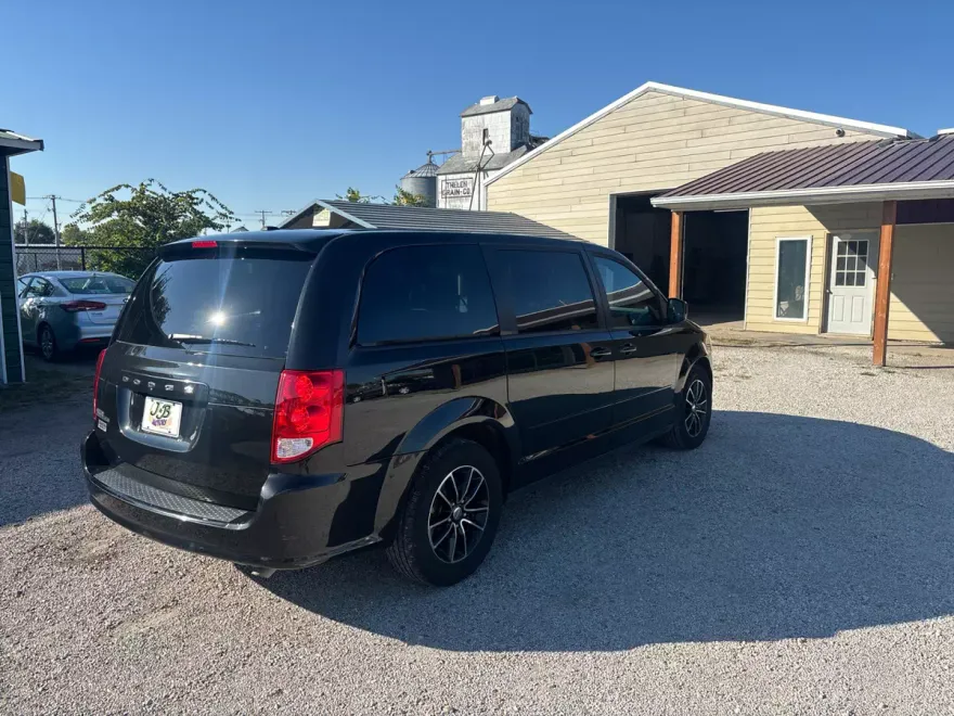 2016 Dodge Grand Caravan SXT Plus photo 1
