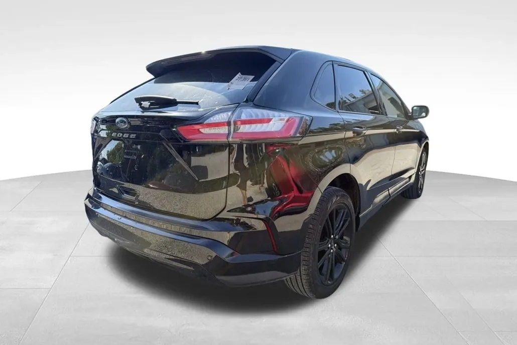 2022 Ford Edge ST photo 1