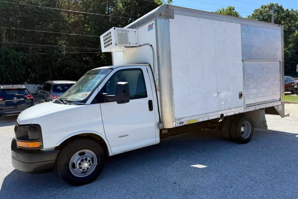 2015 Chevrolet Express Cutaway photo 1